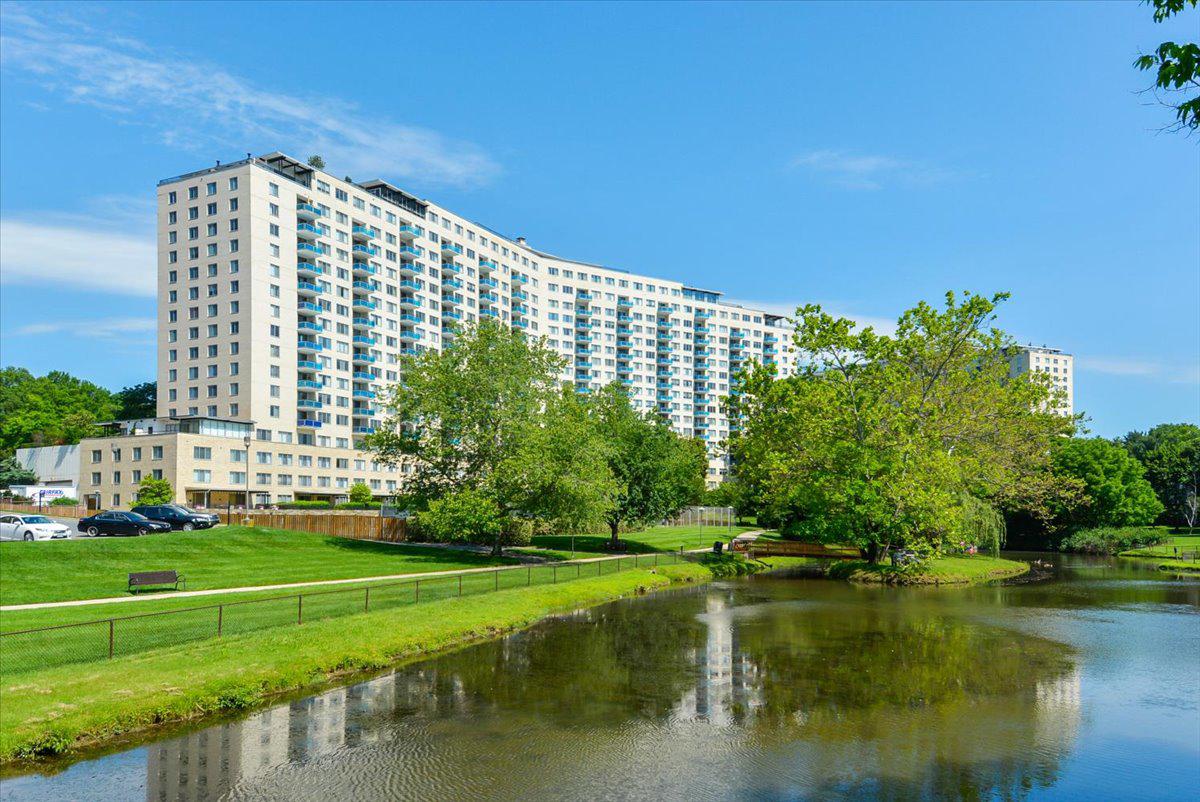 10401 Grosvenor Place #501