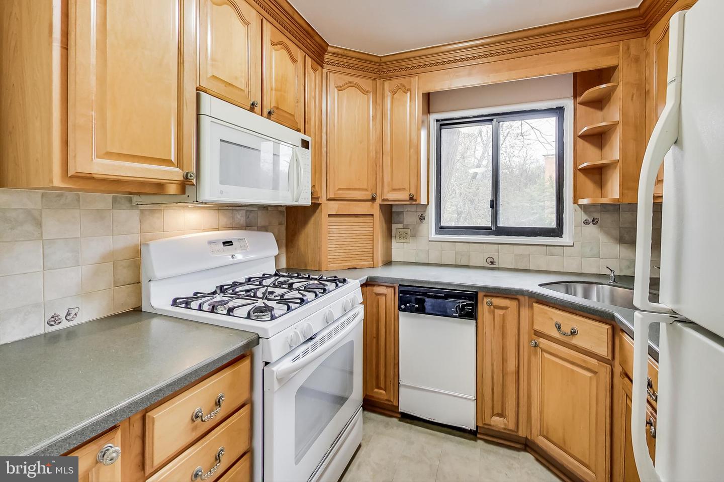 7611 Maple Ave # 202