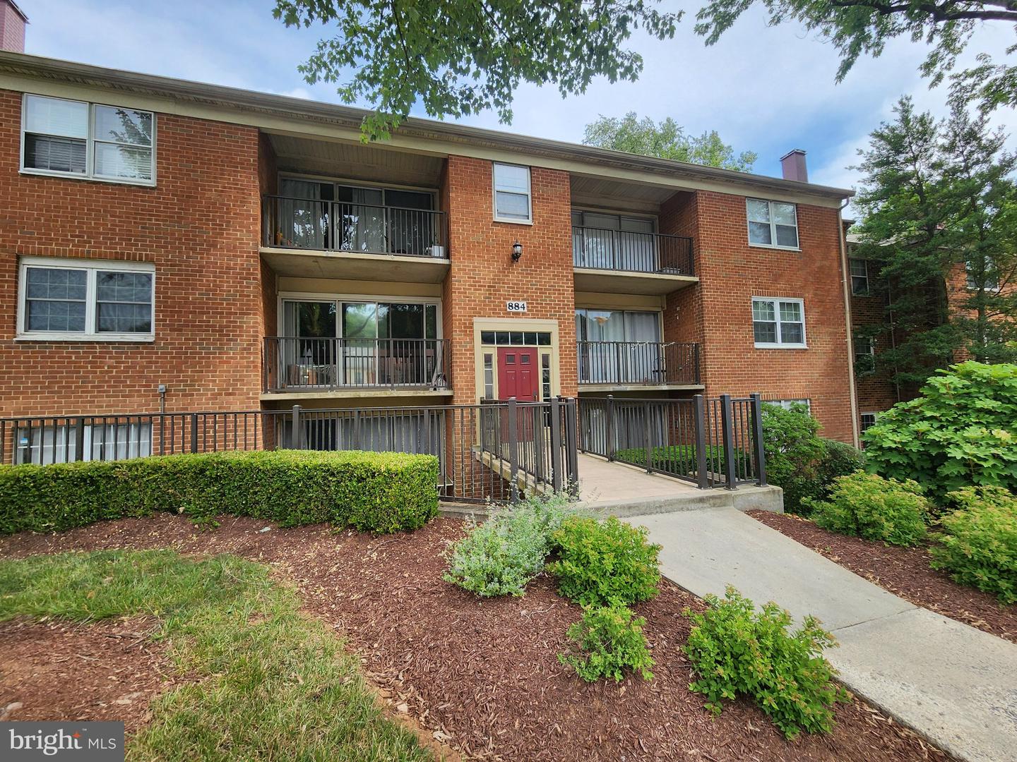 884 College Parkway #302
