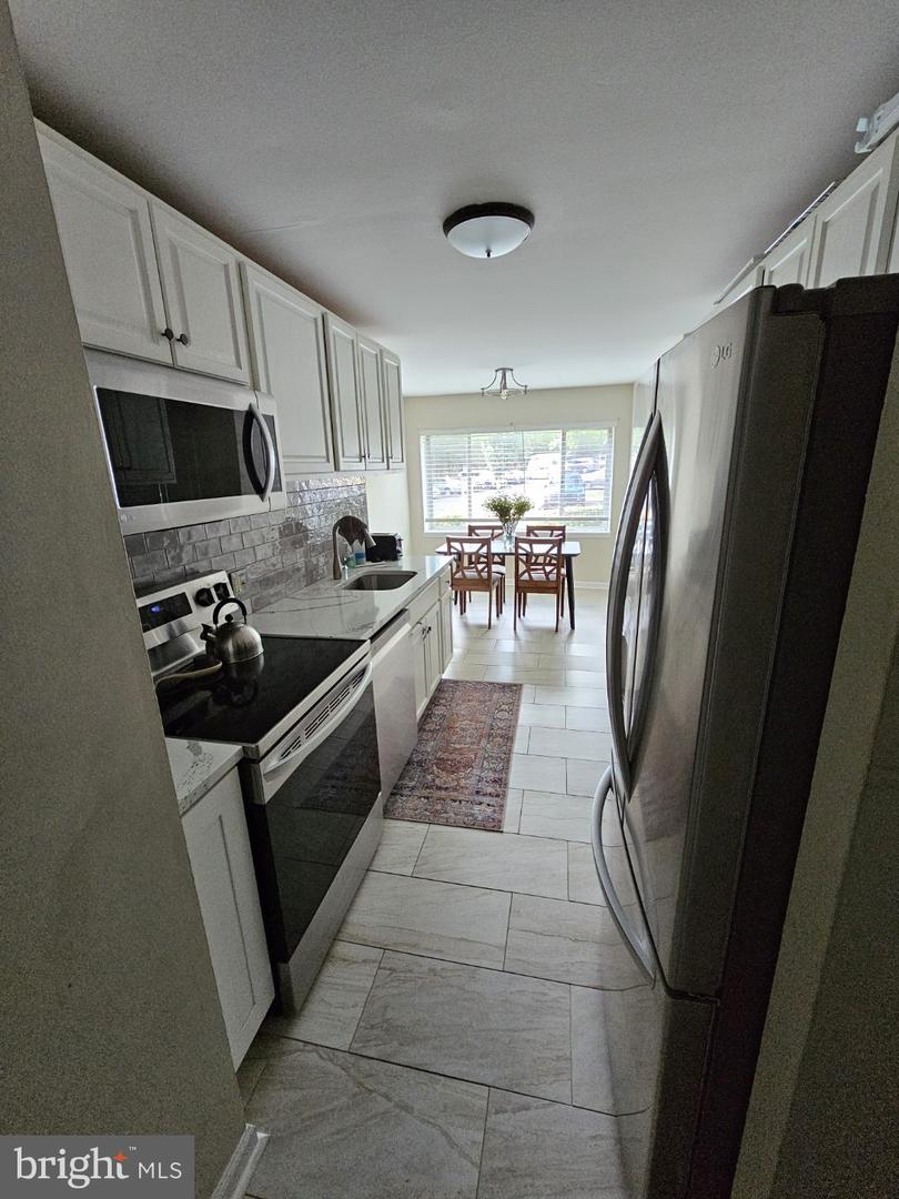 458 Girard Street #390