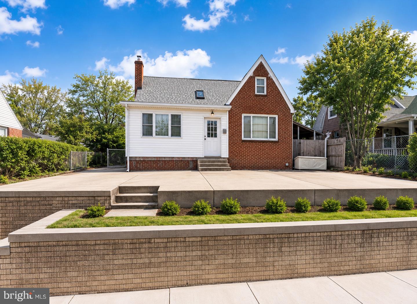 607 University Boulevard E