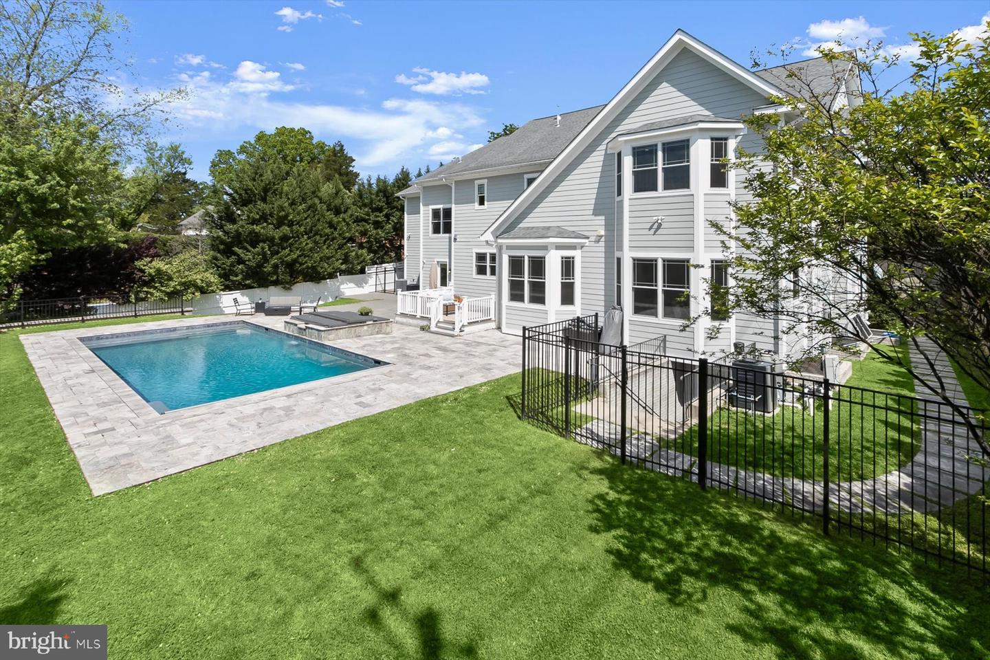 11000 Luxmanor Road