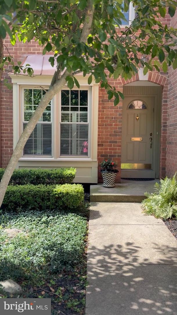 5816 Tudor Lane