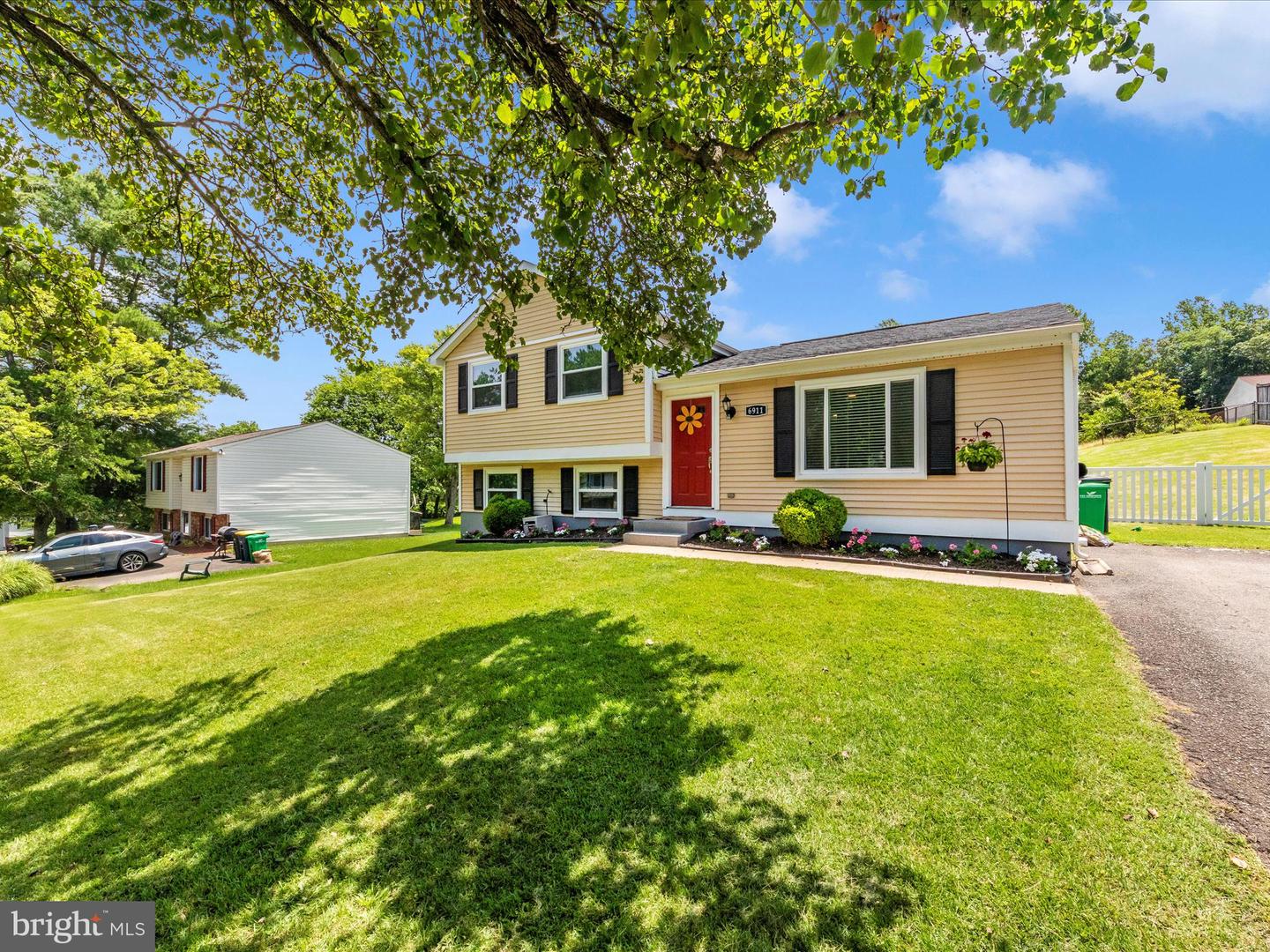 6911 Killarney Street, Clinton