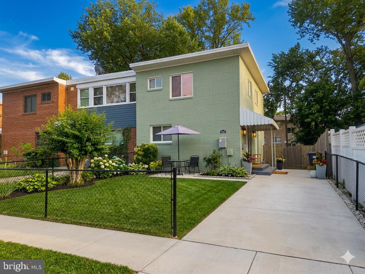 907 E Meadows Court