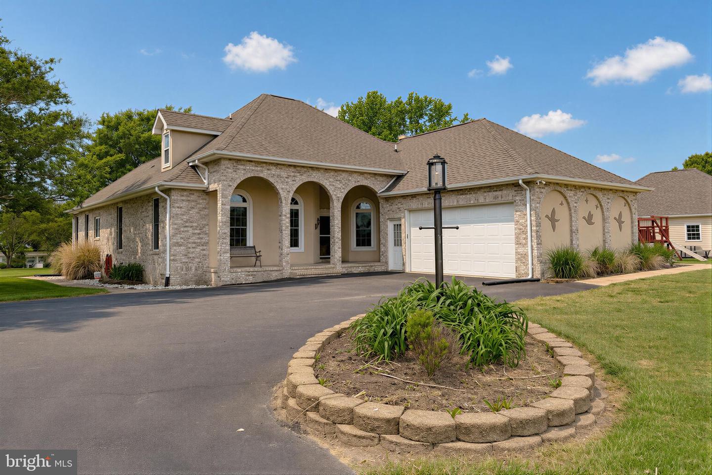 21045 Oakland Hall Road, Avenue