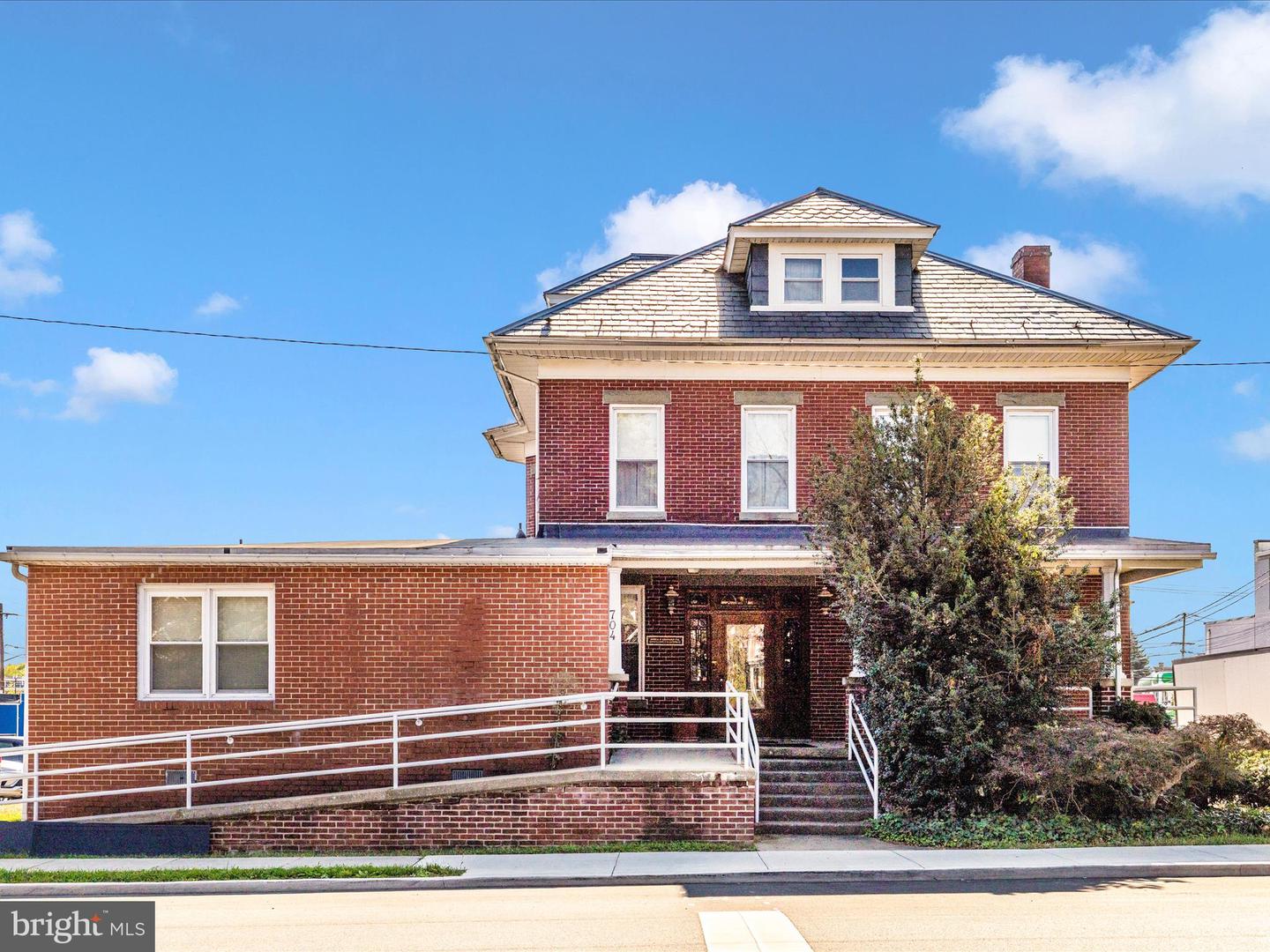 704 Oak Hill Avenue