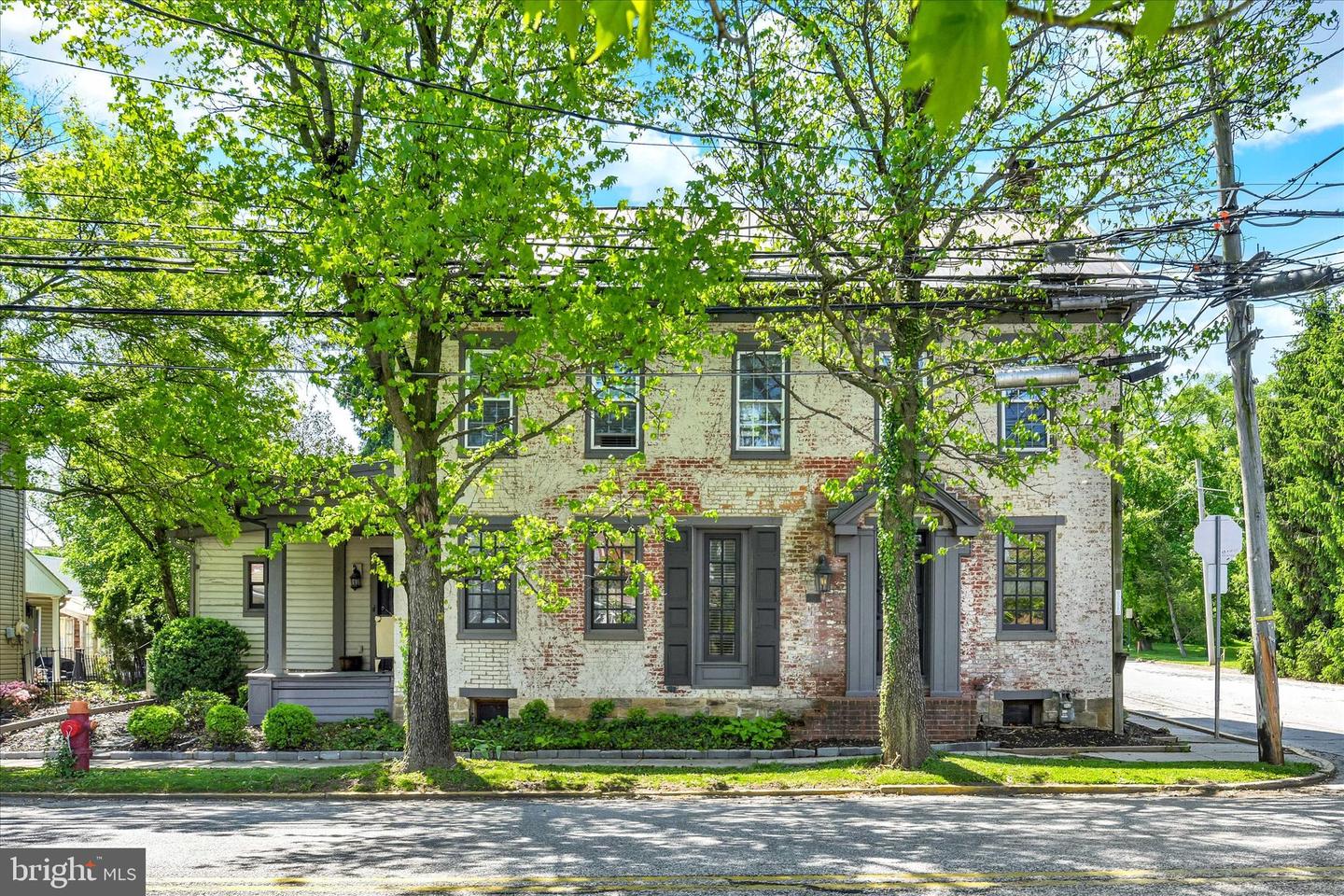 221 Lincoln Way W