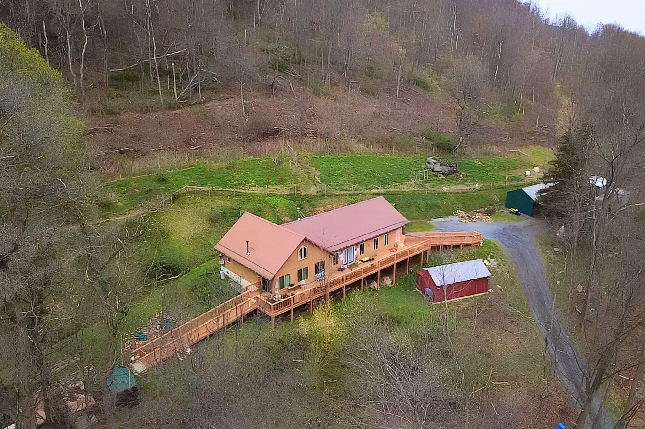 855 Lincoln Highway, Schellsburg