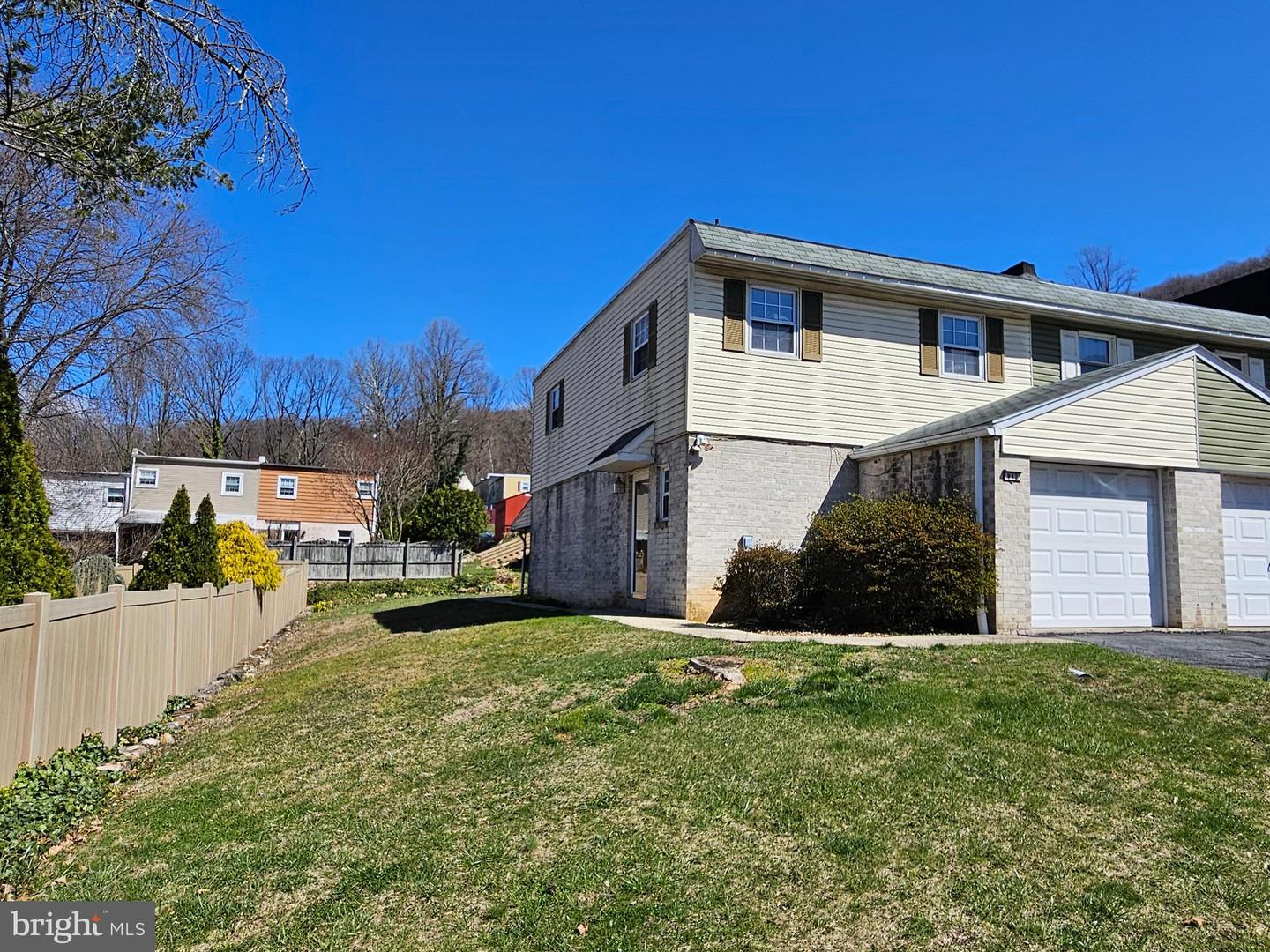 842 Woodchuck Lane, Reading
