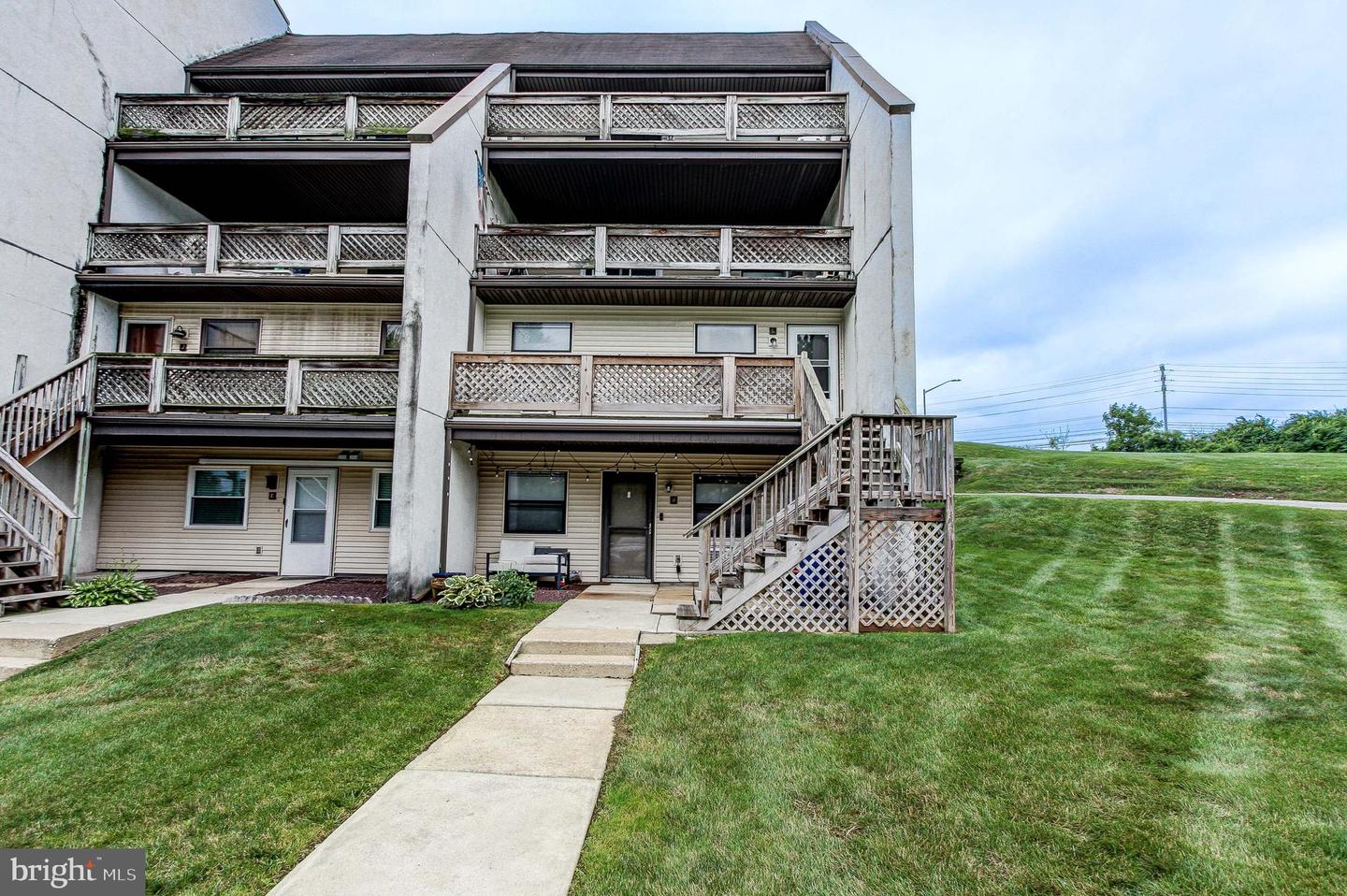 1334 Wyomissing, West Lawn