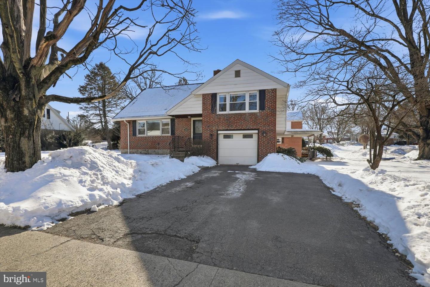 2300 Gring Drive, West Lawn