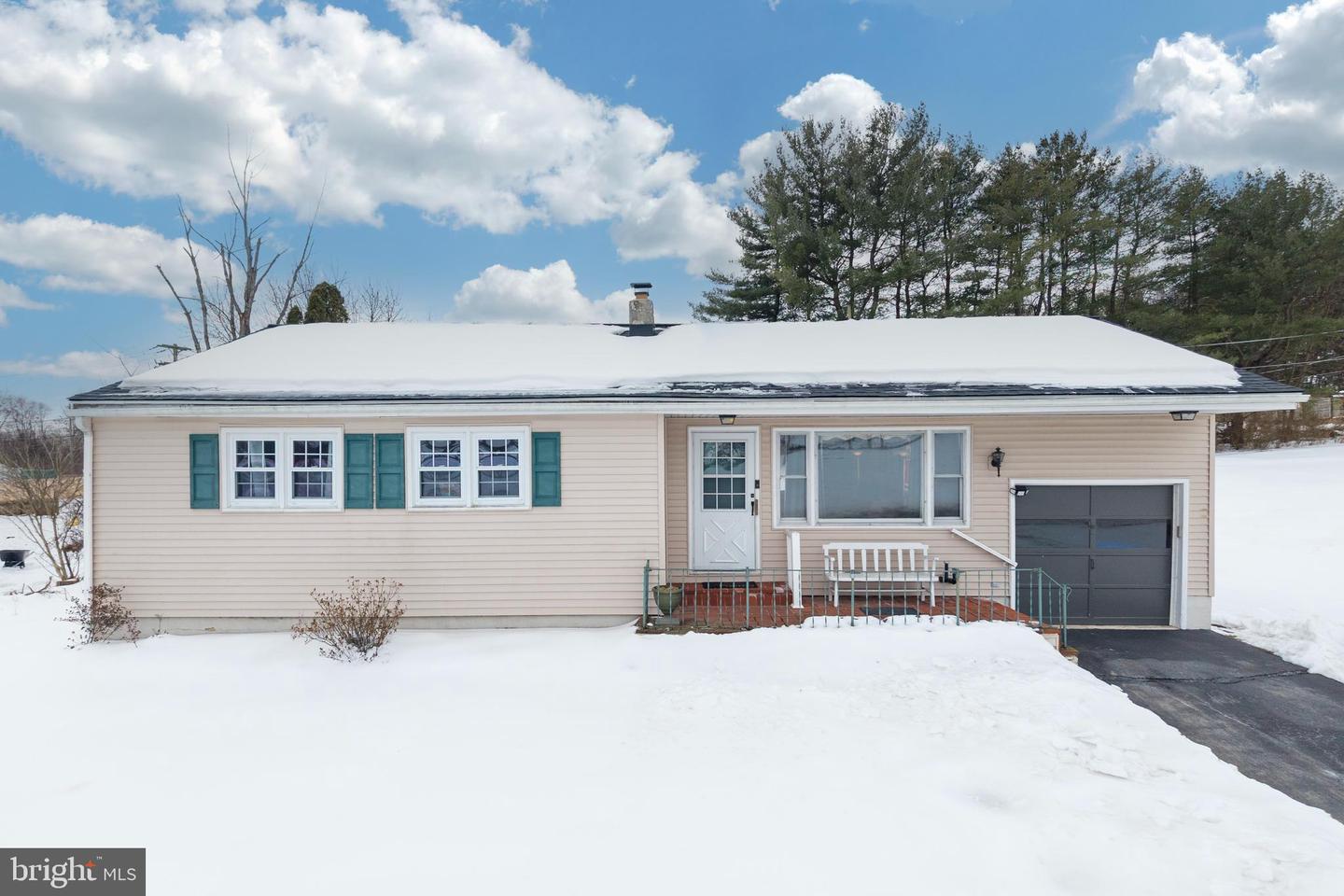 129 Old State Road, Reading