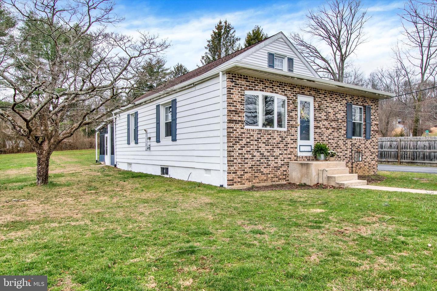 121 Old State Road, Reading