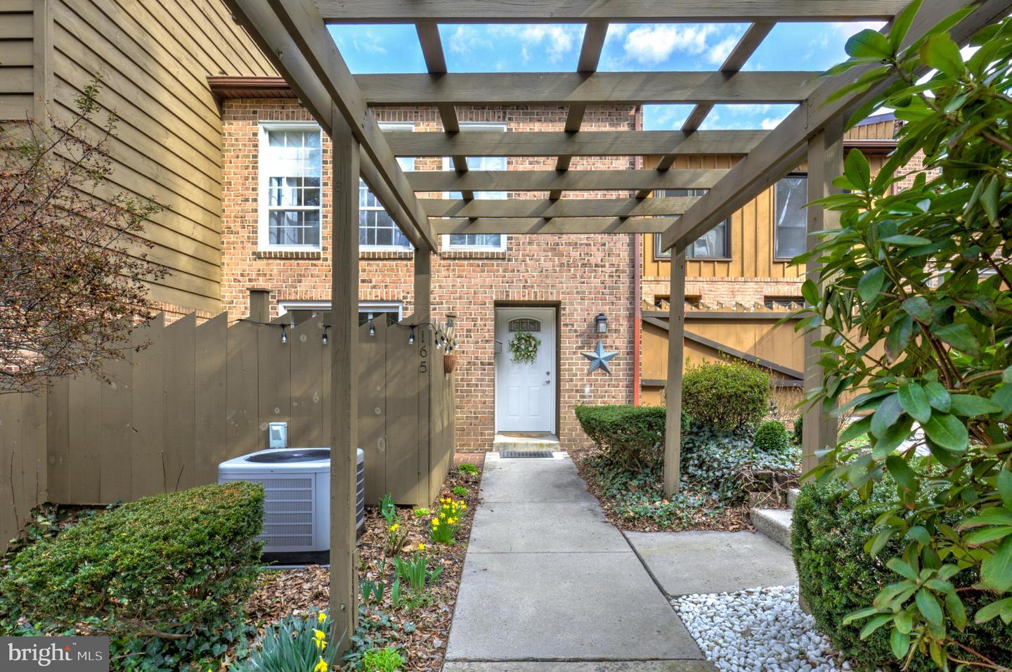 165 Oakmont Court, Reading