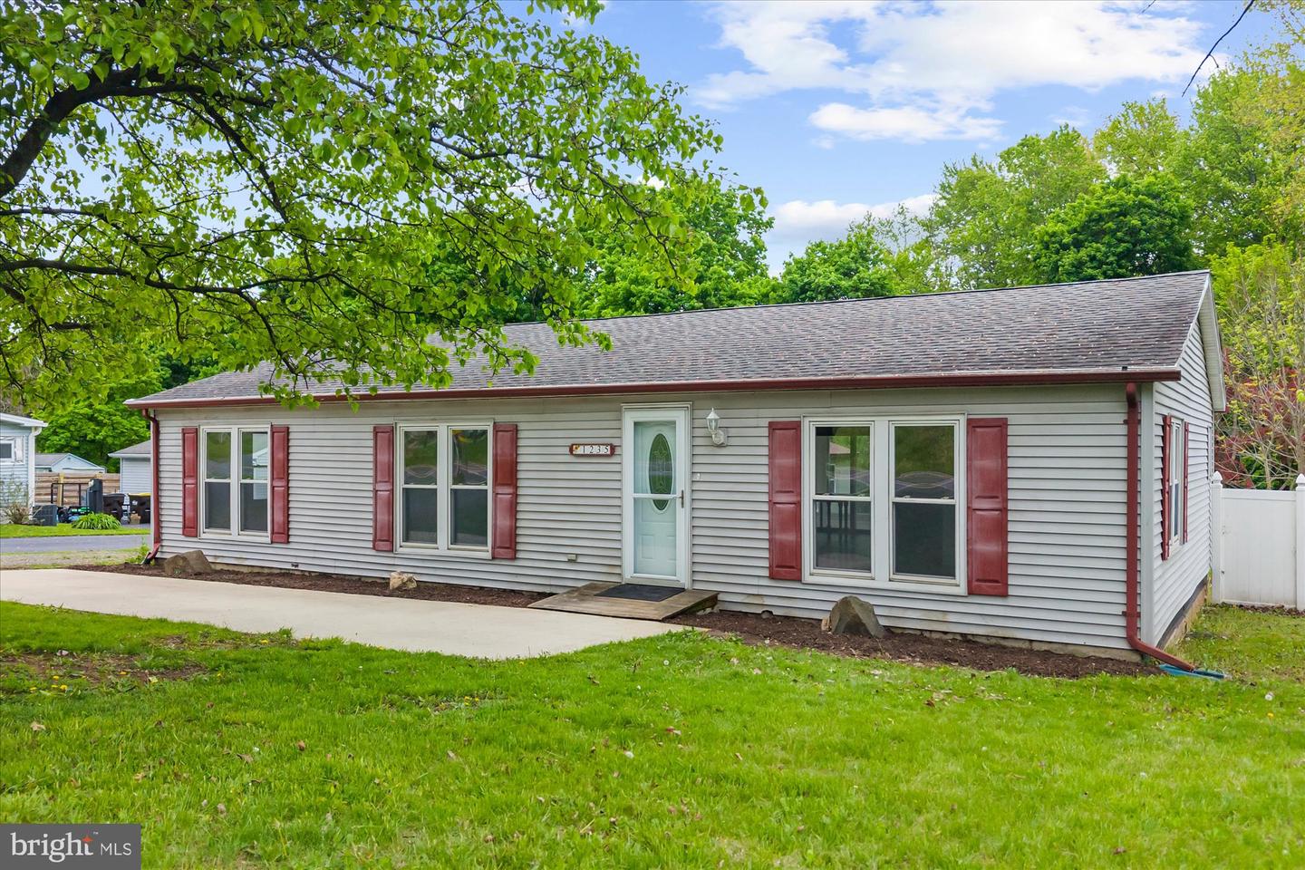 1235 E Main Street, Douglassville
