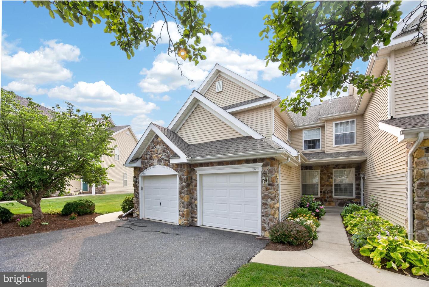 601 Country Lane