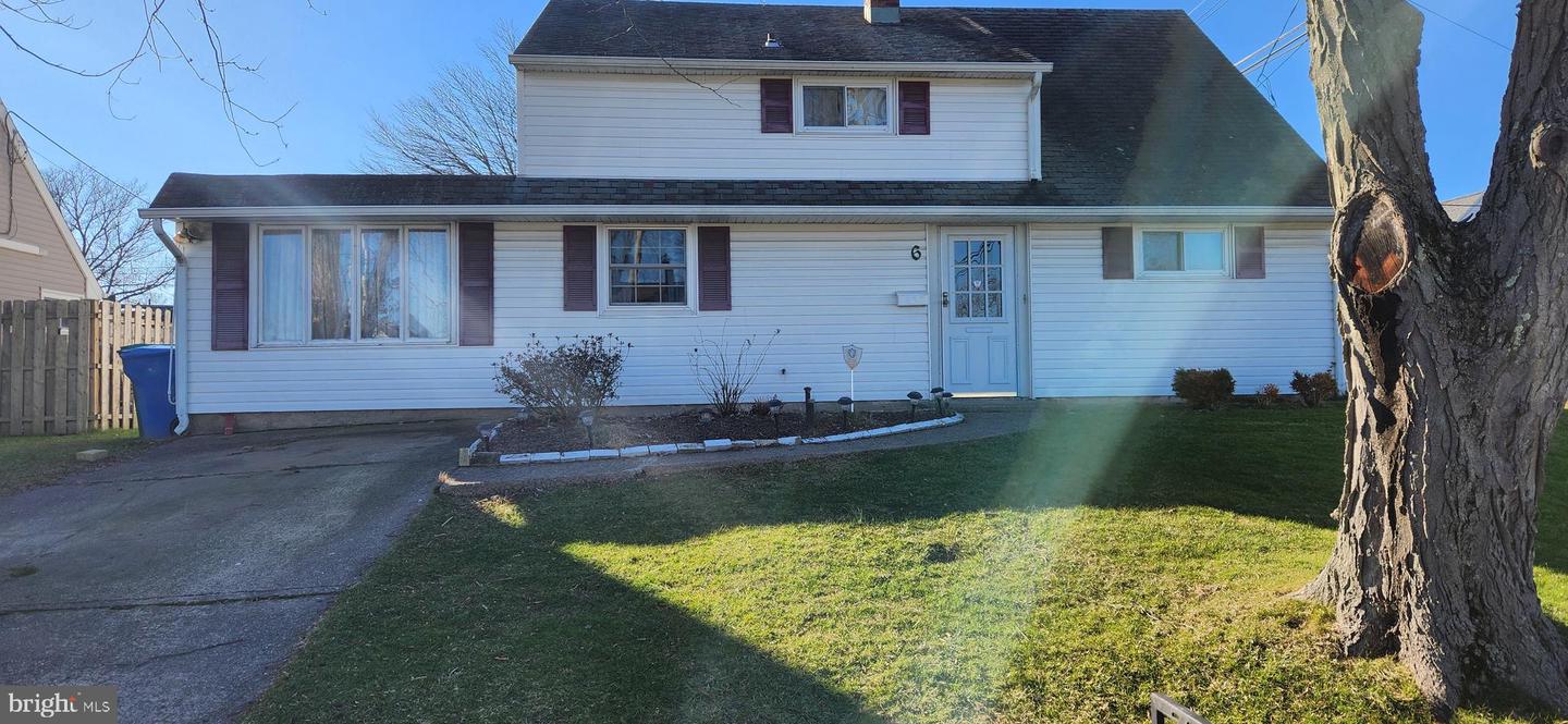 6 Roundabout Lane, Levittown