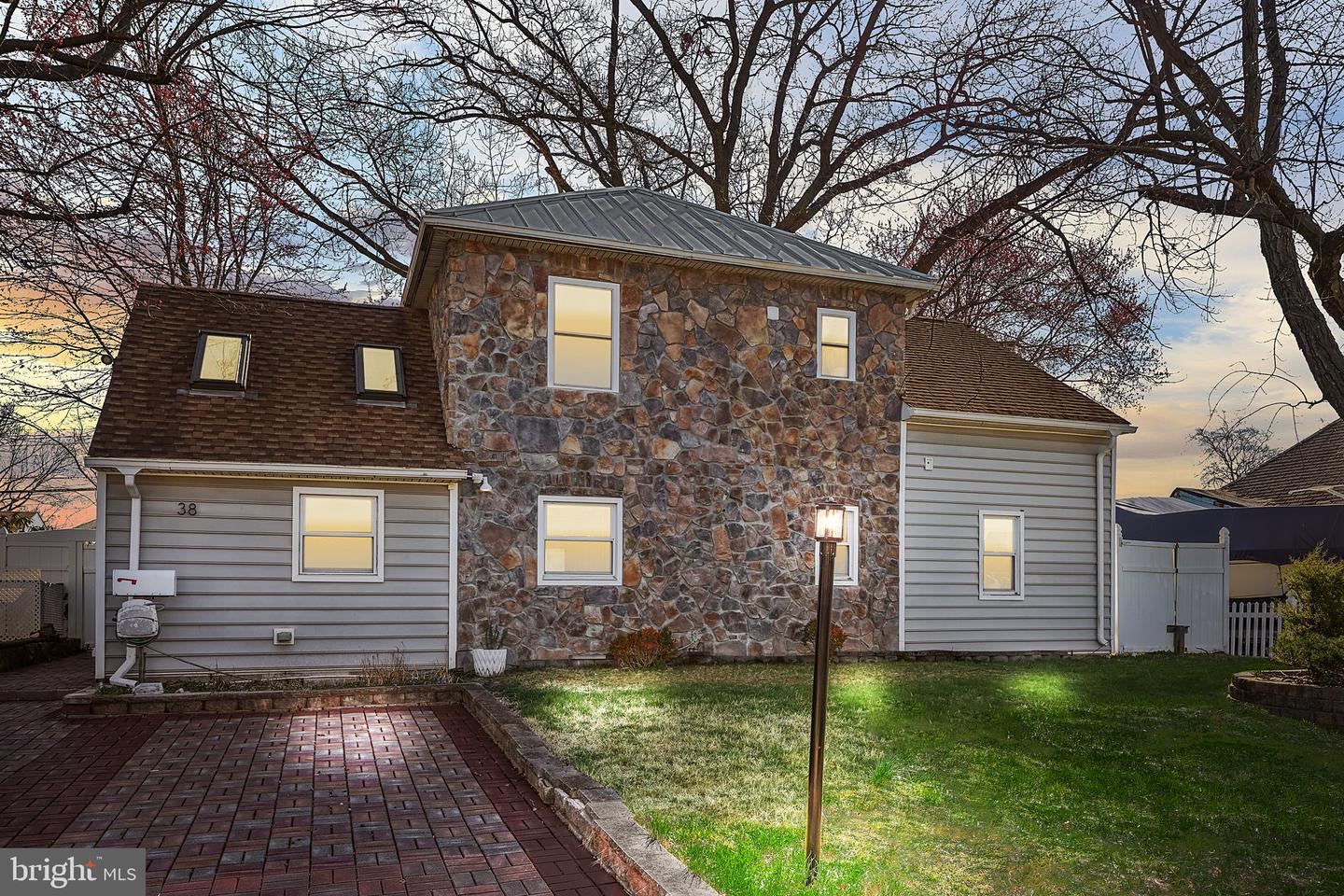 38 Nettletree Lane, Levittown