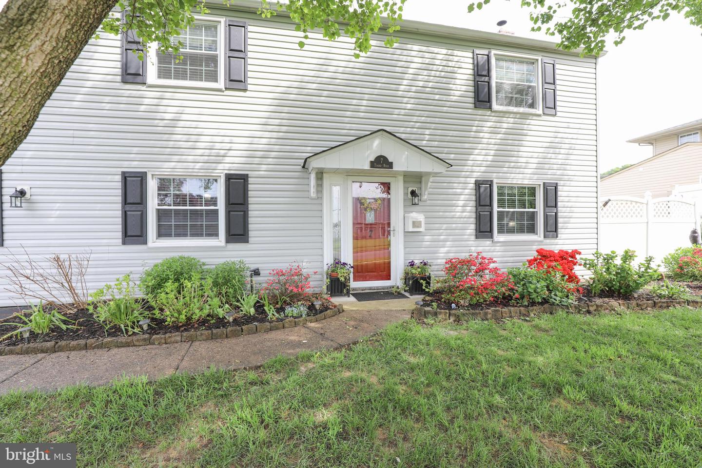 7 Tinder Road, Levittown