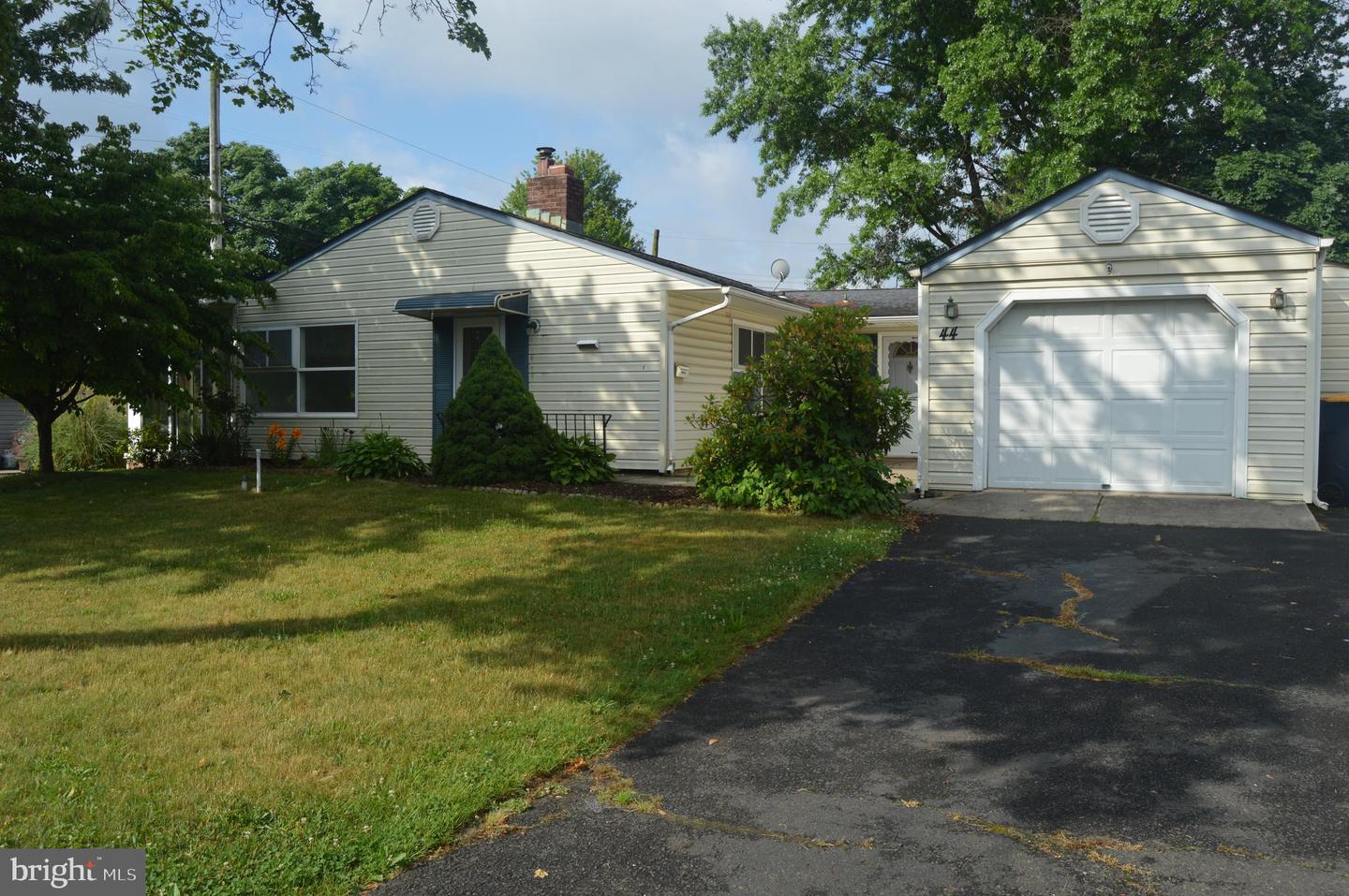44 Summer Lane, Levittown