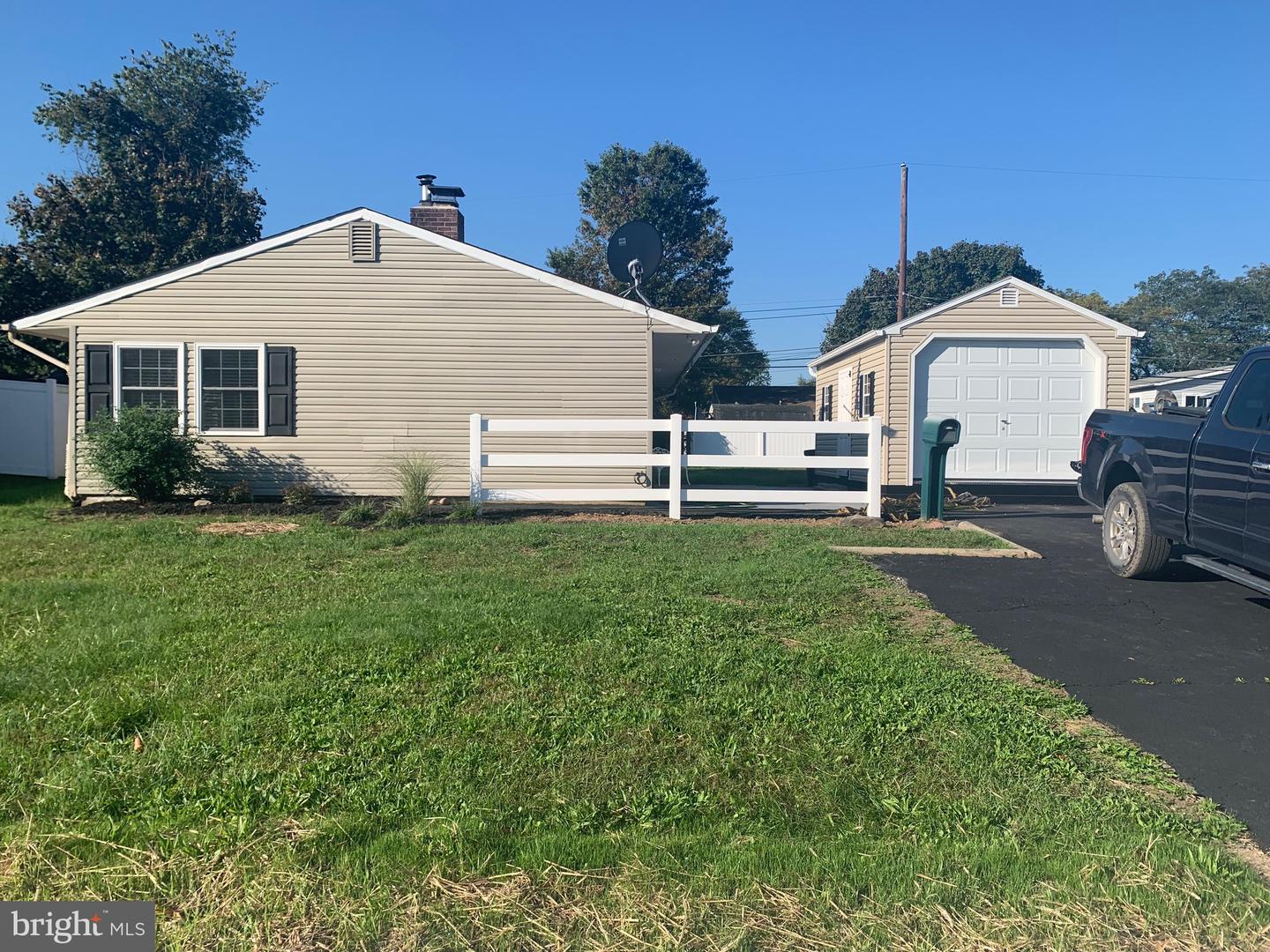 260 Pinewood Drive #E, Levittown