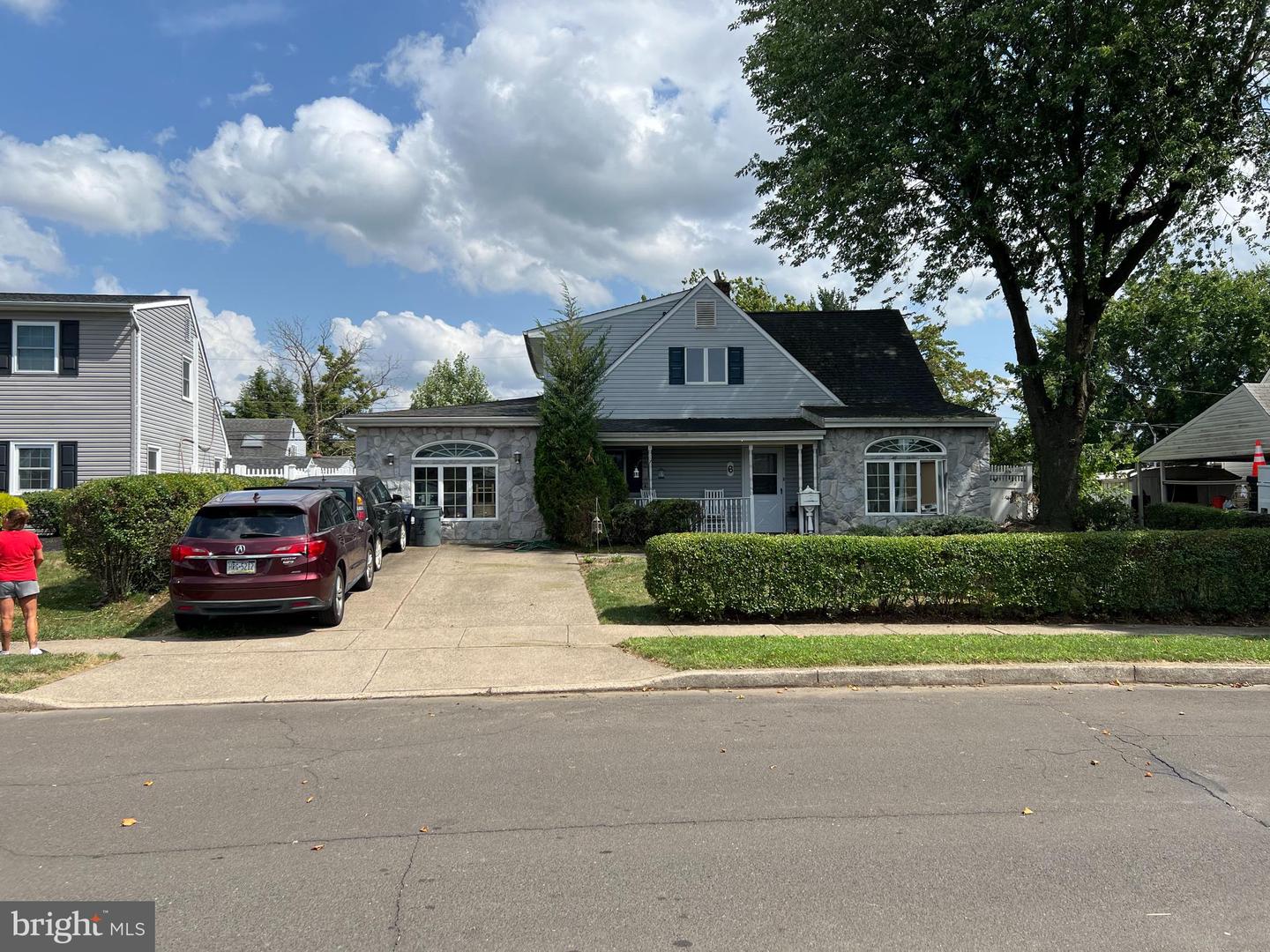 6 Nearwood Lane, Levittown
