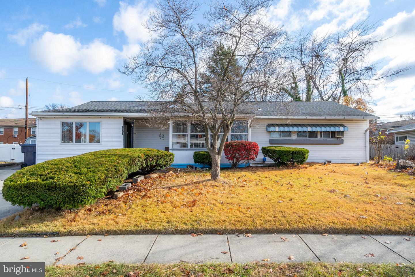 289 Pinewood Drive #E, Levittown