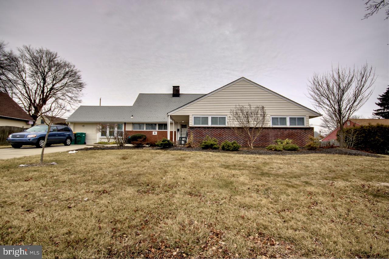 81 Fieldstone Road, Levittown