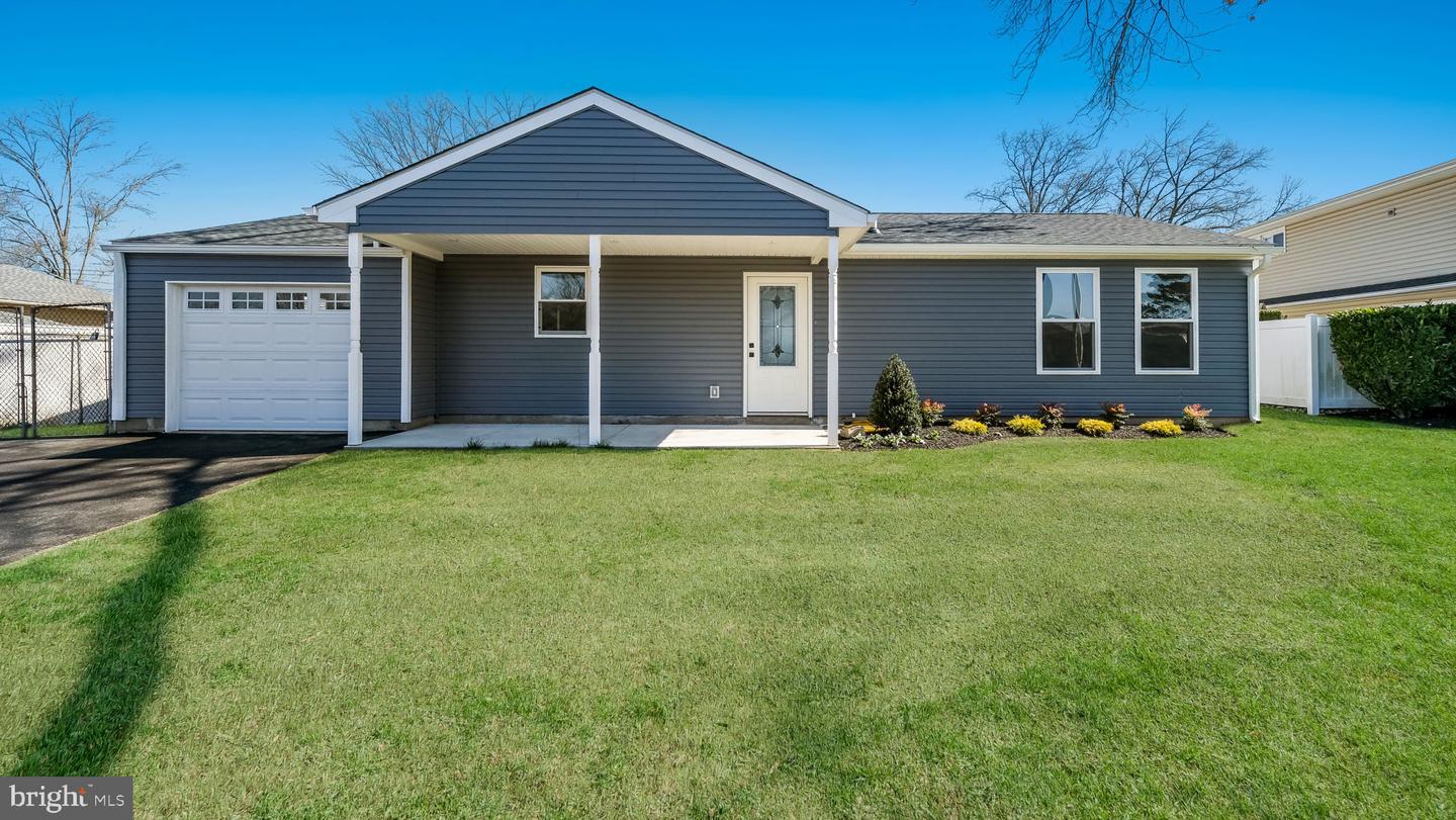 40 Tall Pine Lane, Levittown