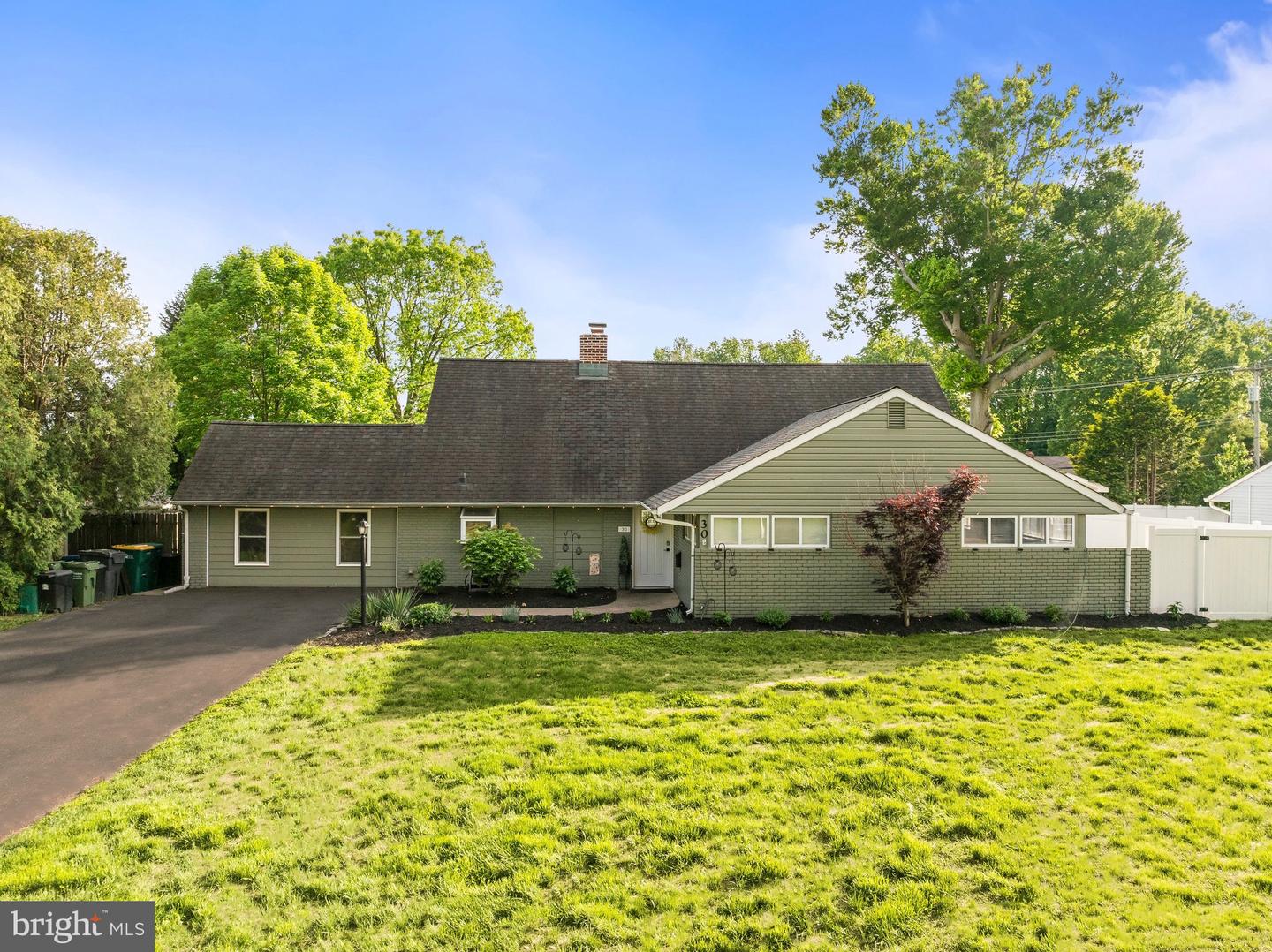 30 Roving Road, Levittown