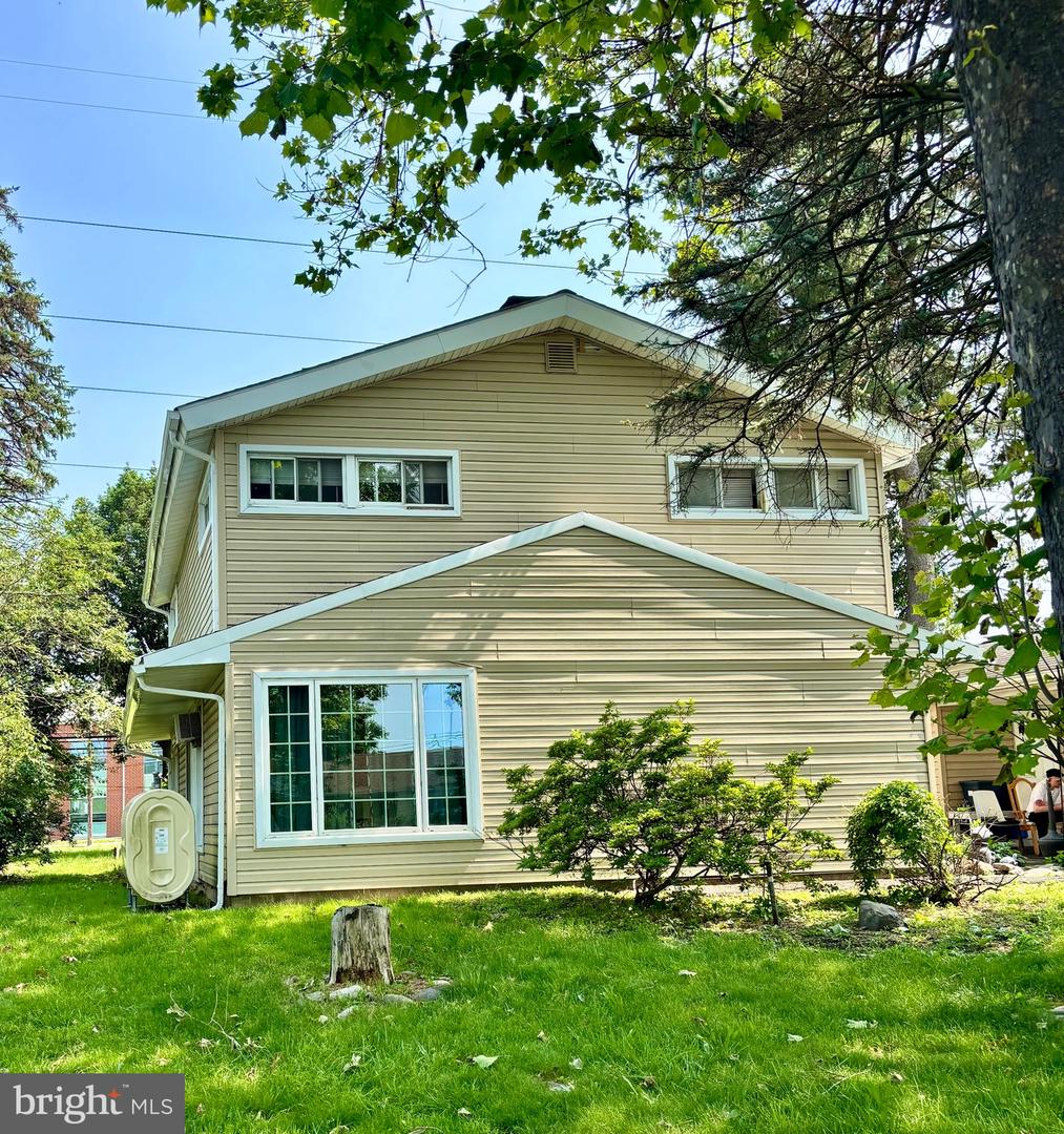 14 Farmbrook Drive, Levittown
