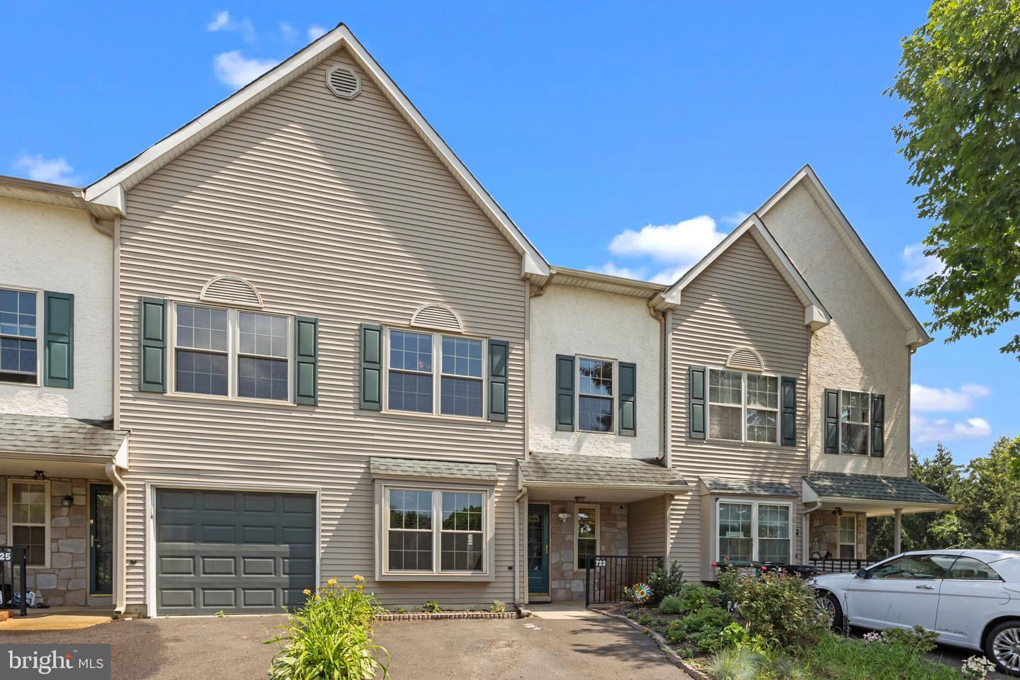 723 Dell Court, Southampton