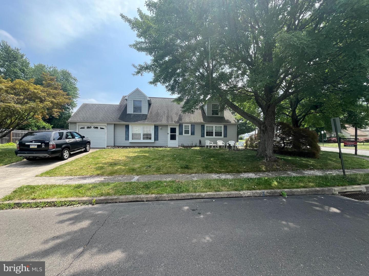 527 Nel Drive, Fairless Hills