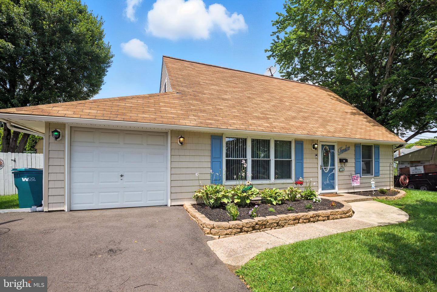 12 Tulip Tree Road, Levittown