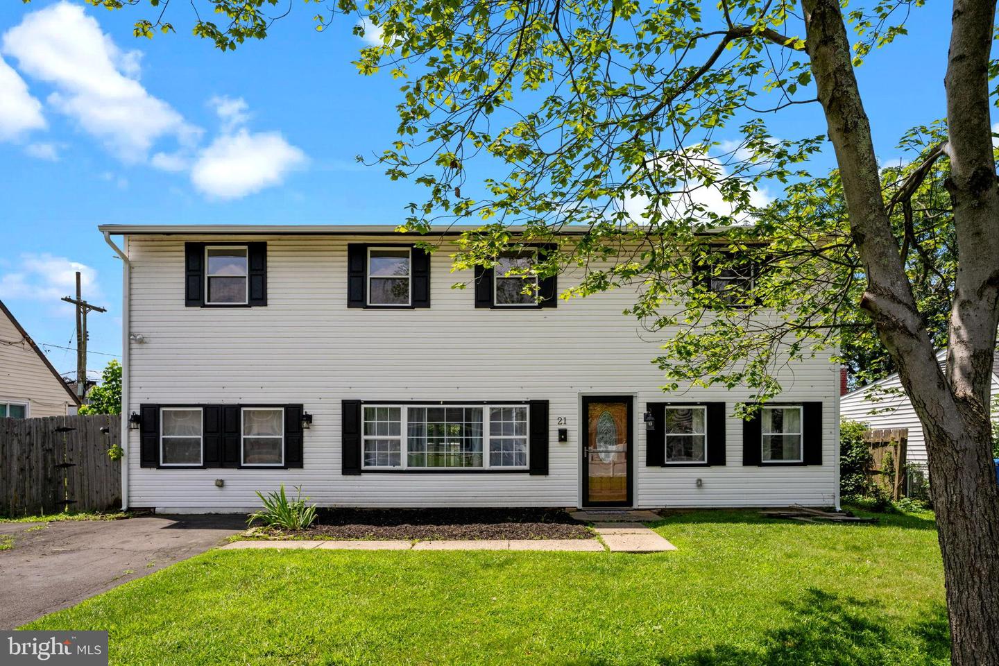 21 Mintleaf Road, Levittown
