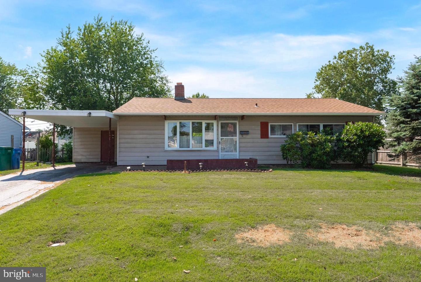 14 Copper Beech Lane, Levittown