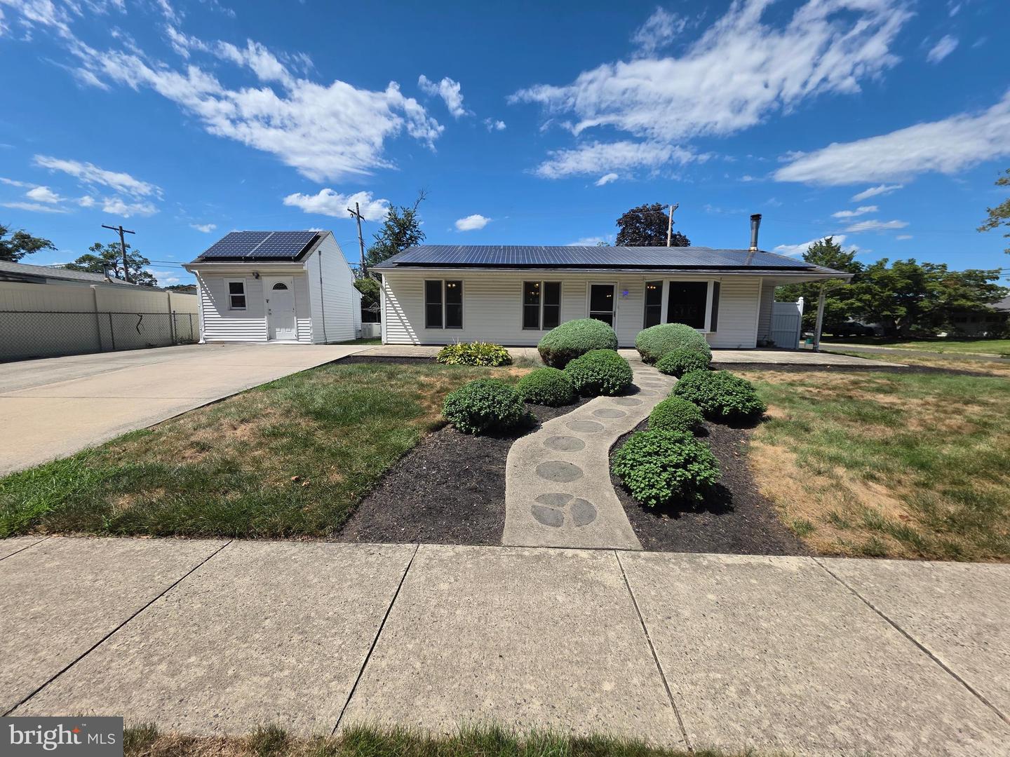 1 Mistletoe Lane, Levittown