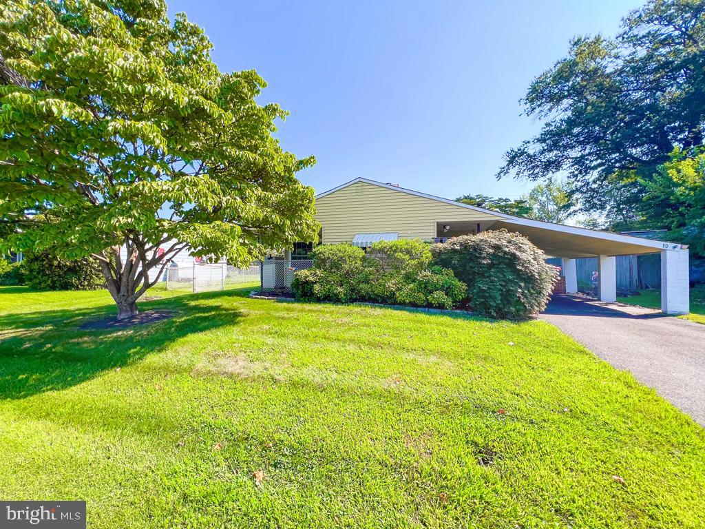 10 Mockorange Lane, Levittown