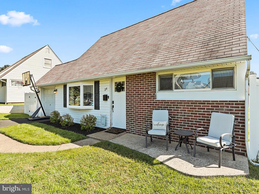 34 Parkside Circle, Levittown