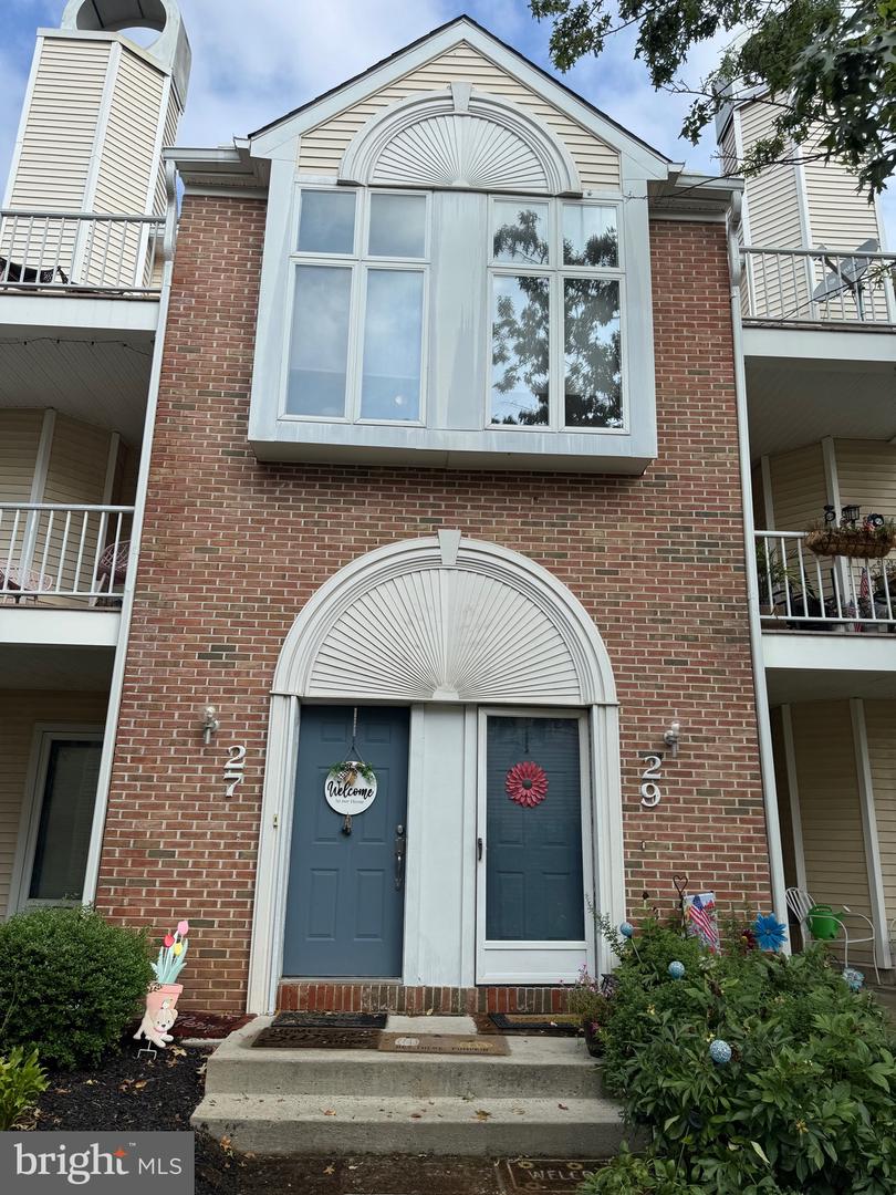 27 Natalie Court, Levittown