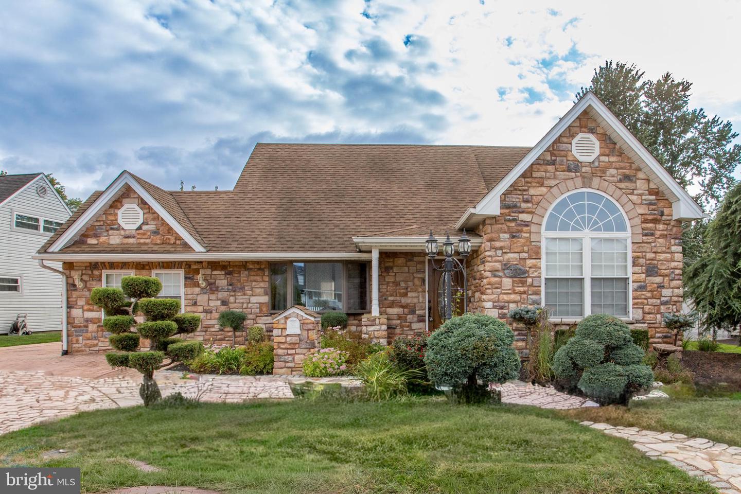 23 Misty Pine Road, Levittown