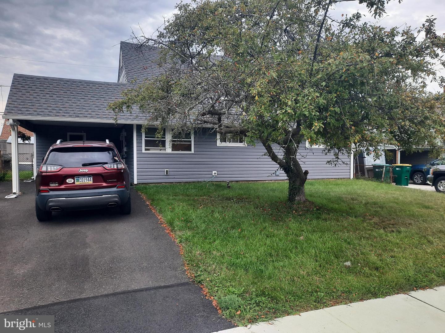35 Wildflower Road, Levittown