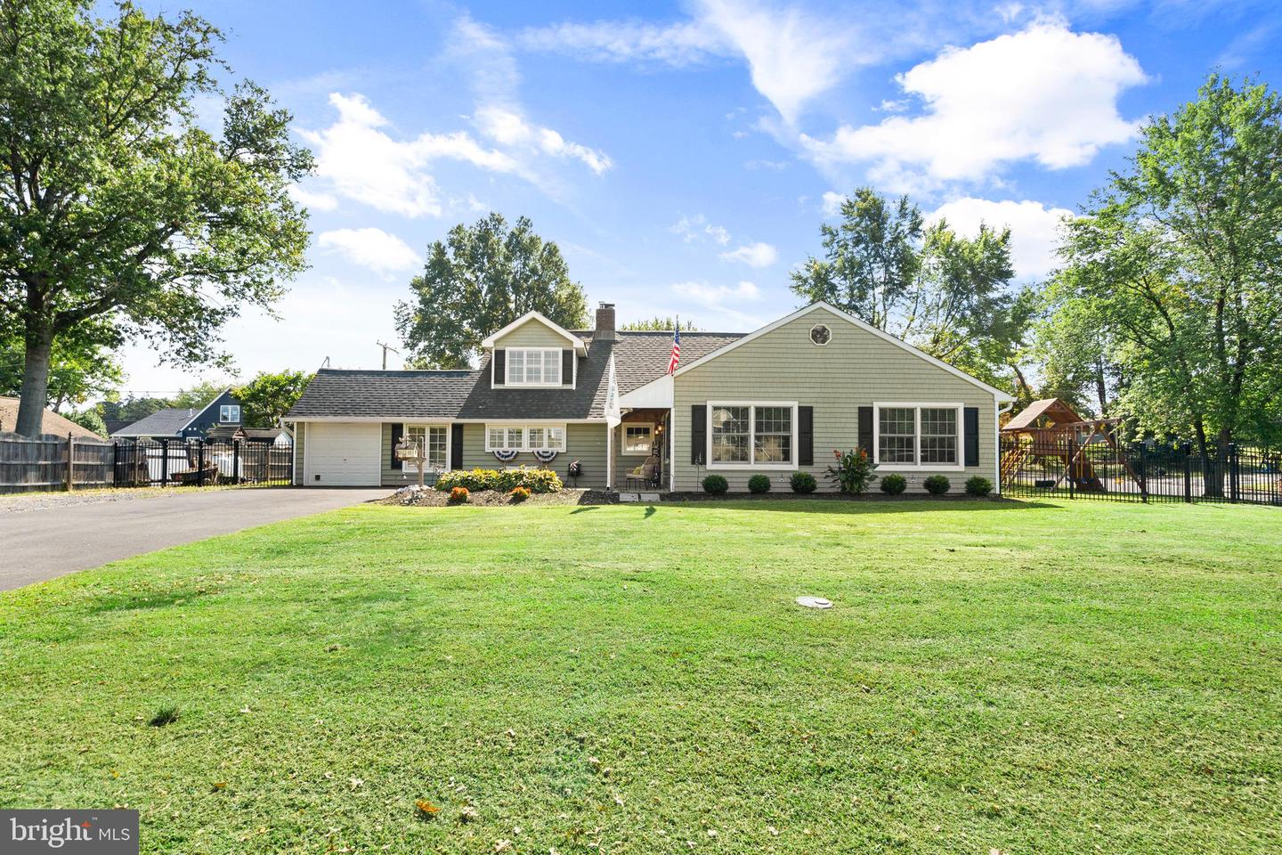 88 Forsythia Drive N, Levittown