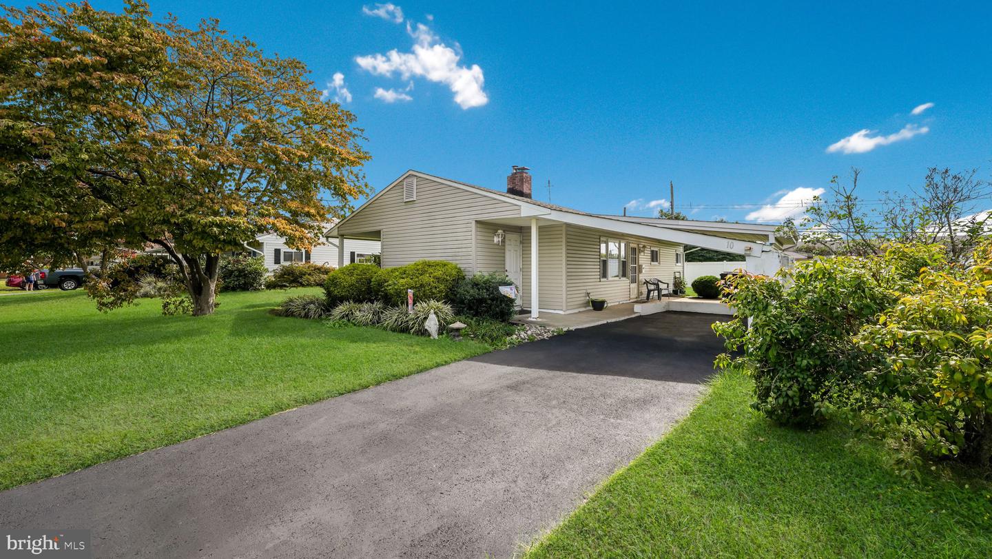 10 Serpentine Lane, Levittown