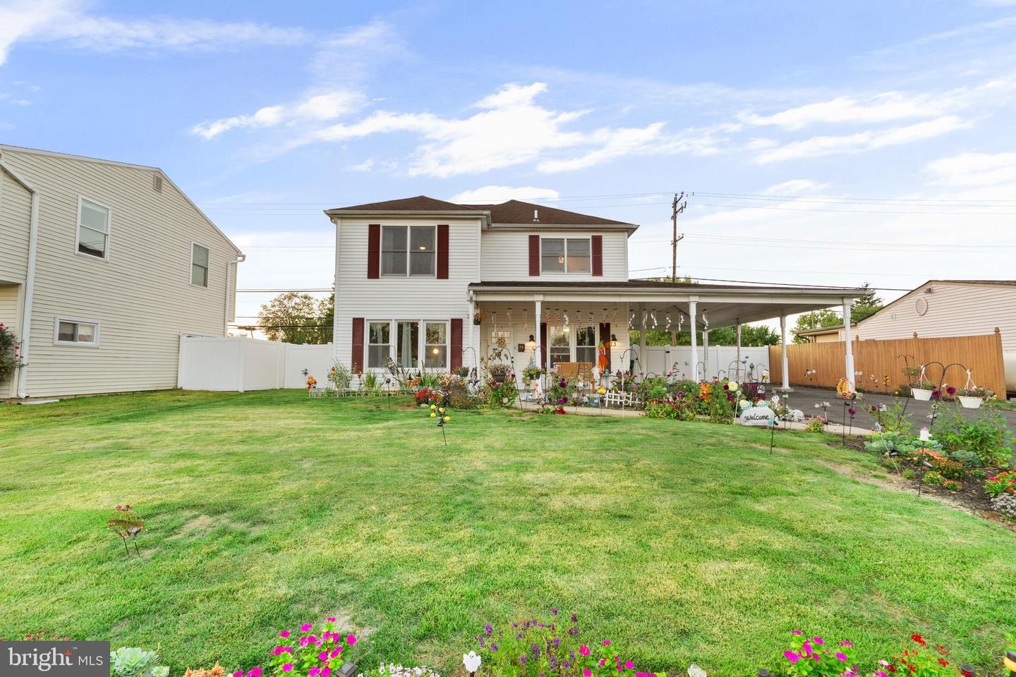 73 Graystone Lane, Levittown