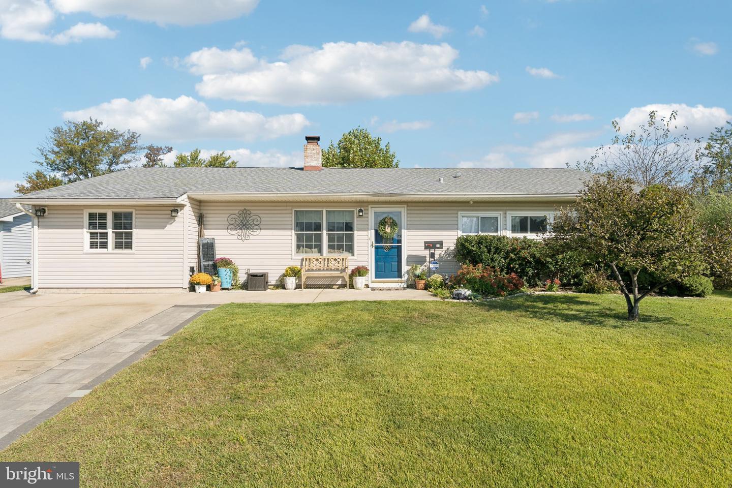 11 Stream Lane, Levittown