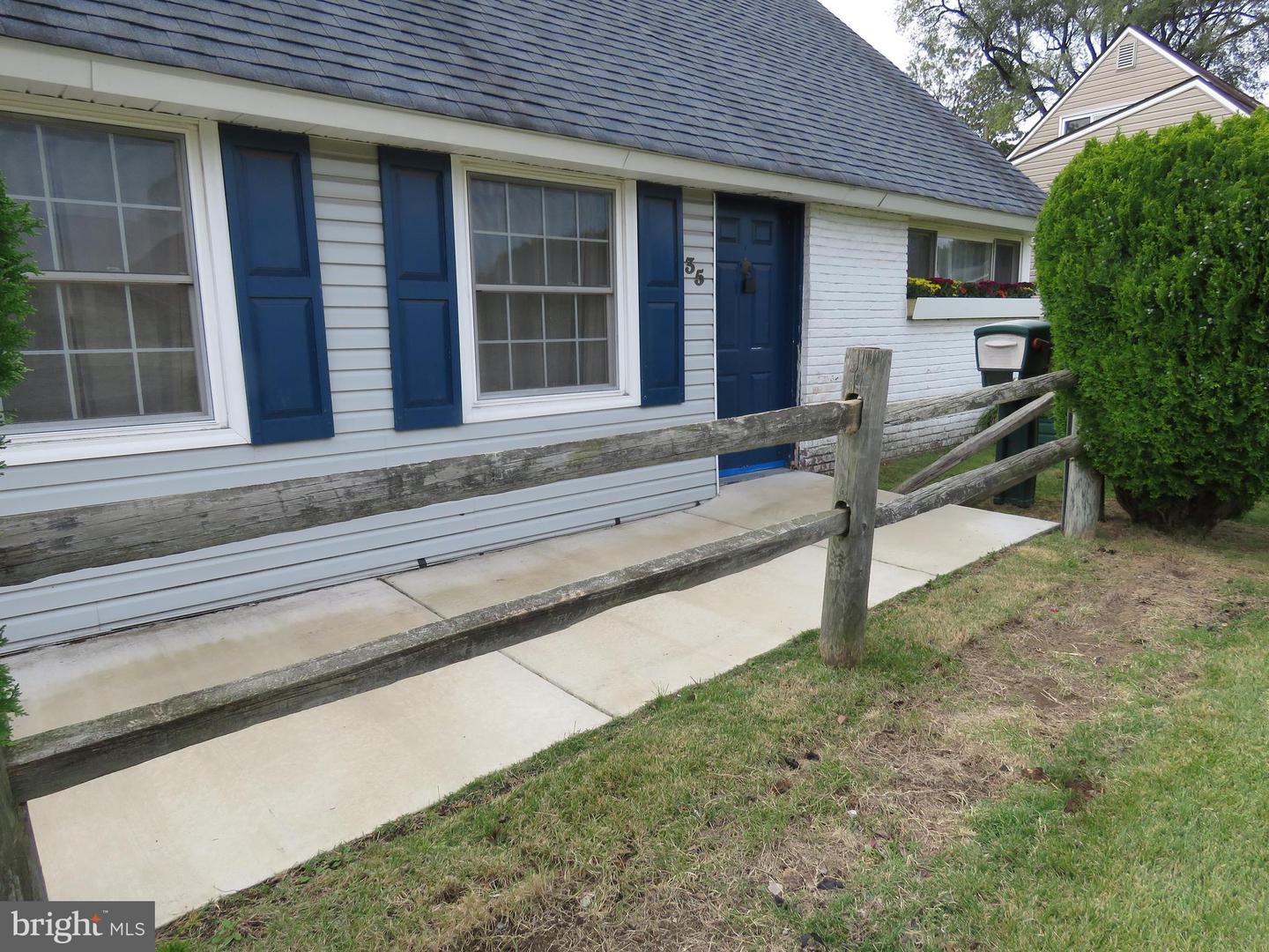 35 Parkside Circle, Levittown