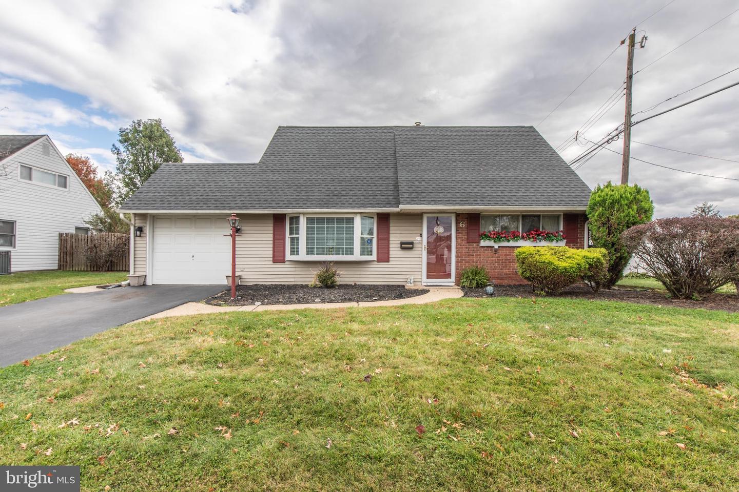 6 Handy Road, Levittown
