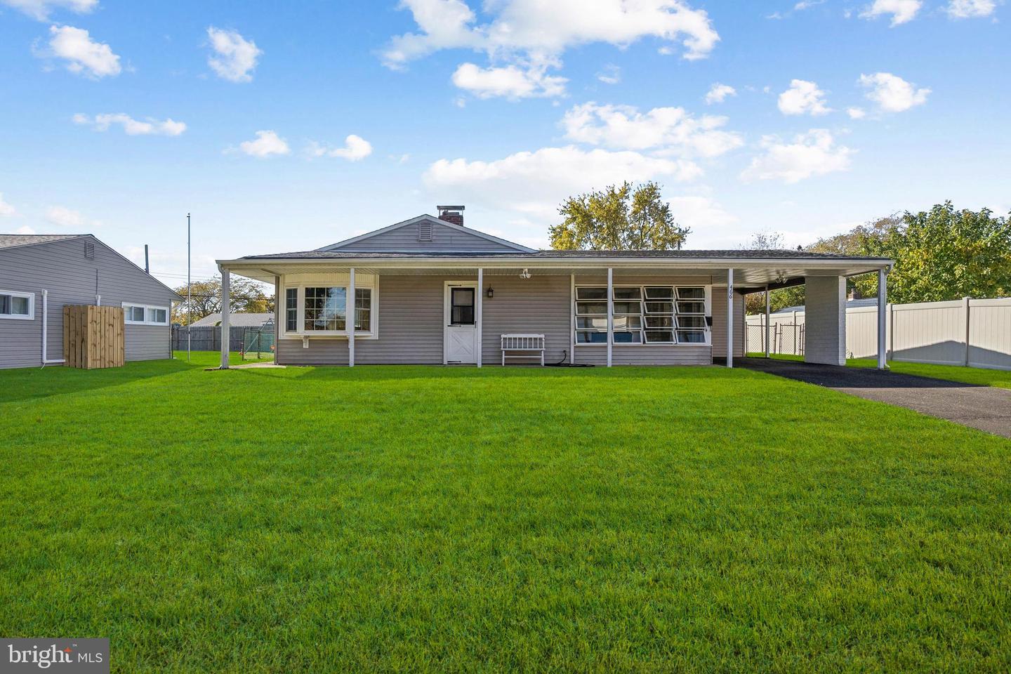 466 Lakeside Drive, Levittown